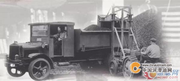　　    　　1929年，第一臺門架式結(jié)構(gòu)的裝載機出現(xiàn) 