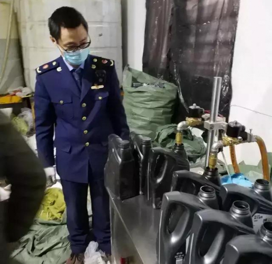查扣假冒汽車(chē)潤(rùn)滑油2176箱